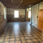 Pièce d’une maison ancienne aux murs en briques, avant rénovation