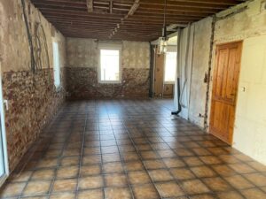 Pièce d’une maison ancienne aux murs en briques, avant rénovation