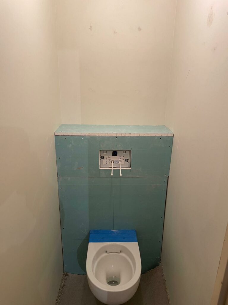 WC suspendu habillé de plaques de plâtre hydrofuges vertes