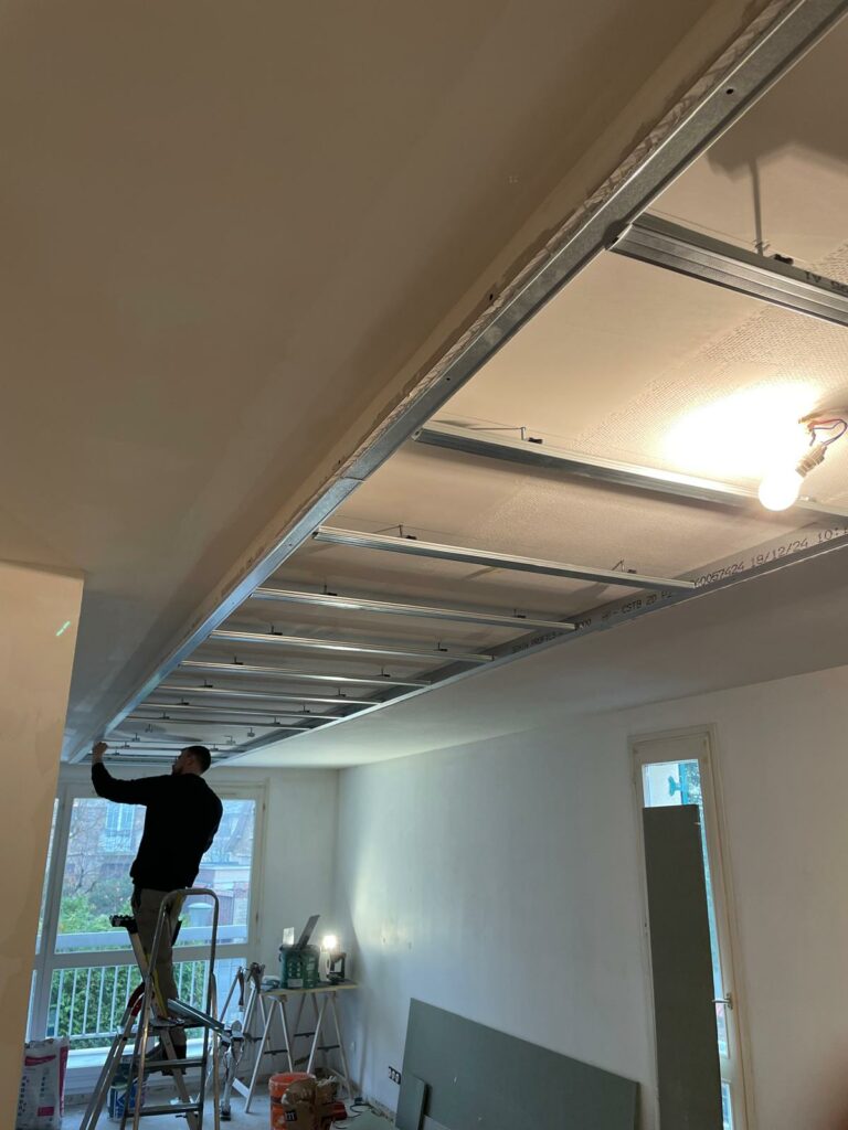 Pose de plaques de plâtre au plafond sur ossature métallique