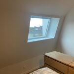 Chambre sous combles avec habillage de velux en plaques de plâtre, finition peinte