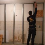 Pose de plaques de plâtre sur ossature métallique lors d’une rénovation