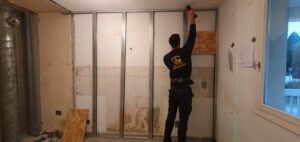 Pose de plaques de plâtre sur ossature métallique lors d’une rénovation