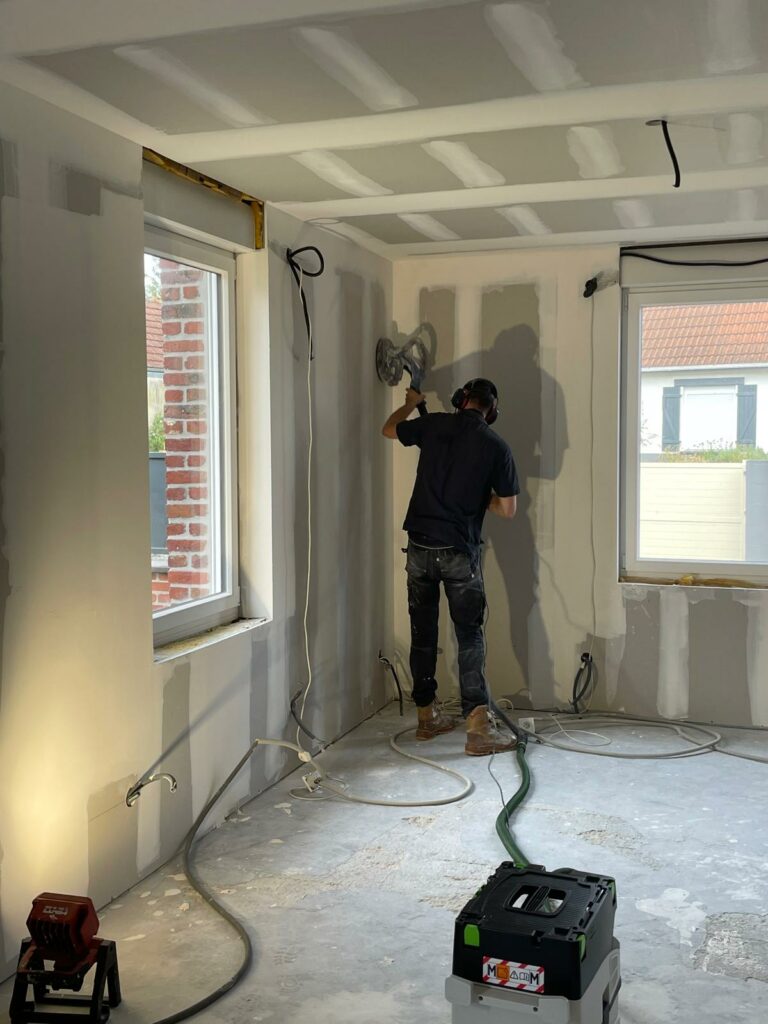 Ponçage des joints d’enduit sur cloison en plaques de plâtre